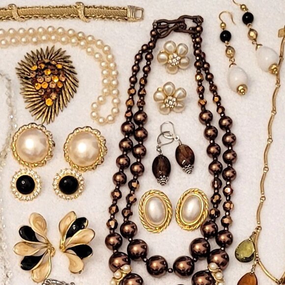 Gorgeous Grandmother Jewelry Lot - Picture 6 of 13